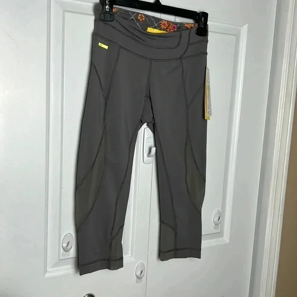 NWT LOLE RUN CAPRIS LOLE LEGGINGS XS GREY WITH YELLOW TRIM LOGO  REG 80$